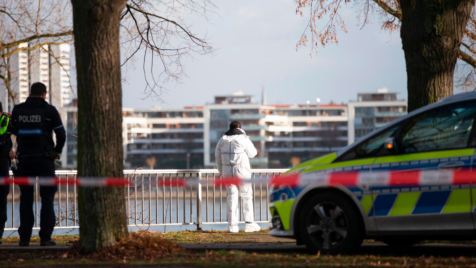 Ermittler am Fundort der Leiche: Bei der Mutter handelt es sich um eine wohnungslose 37-Jährige.