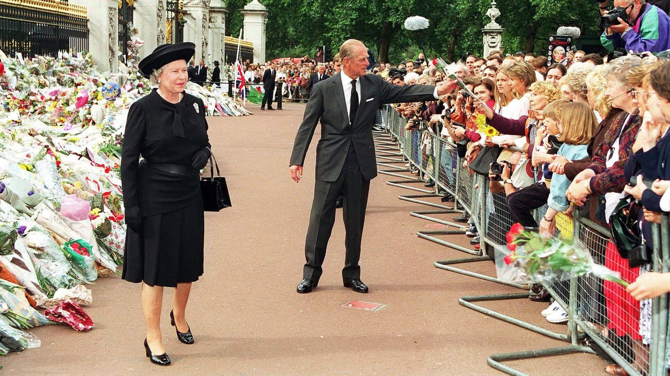 September 1997: Nach dem Tod von Prinzessin Diana wartete die Öffentlichkeit lange auf ein Statement der Queen.