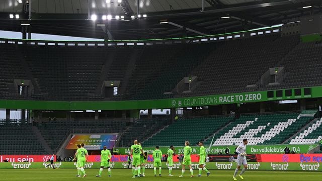 Der VfL Wolfsburg kann weiterhin nur bis zu 500 Zuschauer in die Volkswagen Arena lassen. Der VfL Wolfsburg kann weiterhin nur bis zu 500 Zuschauer in die Volkswagen Arena lassen.