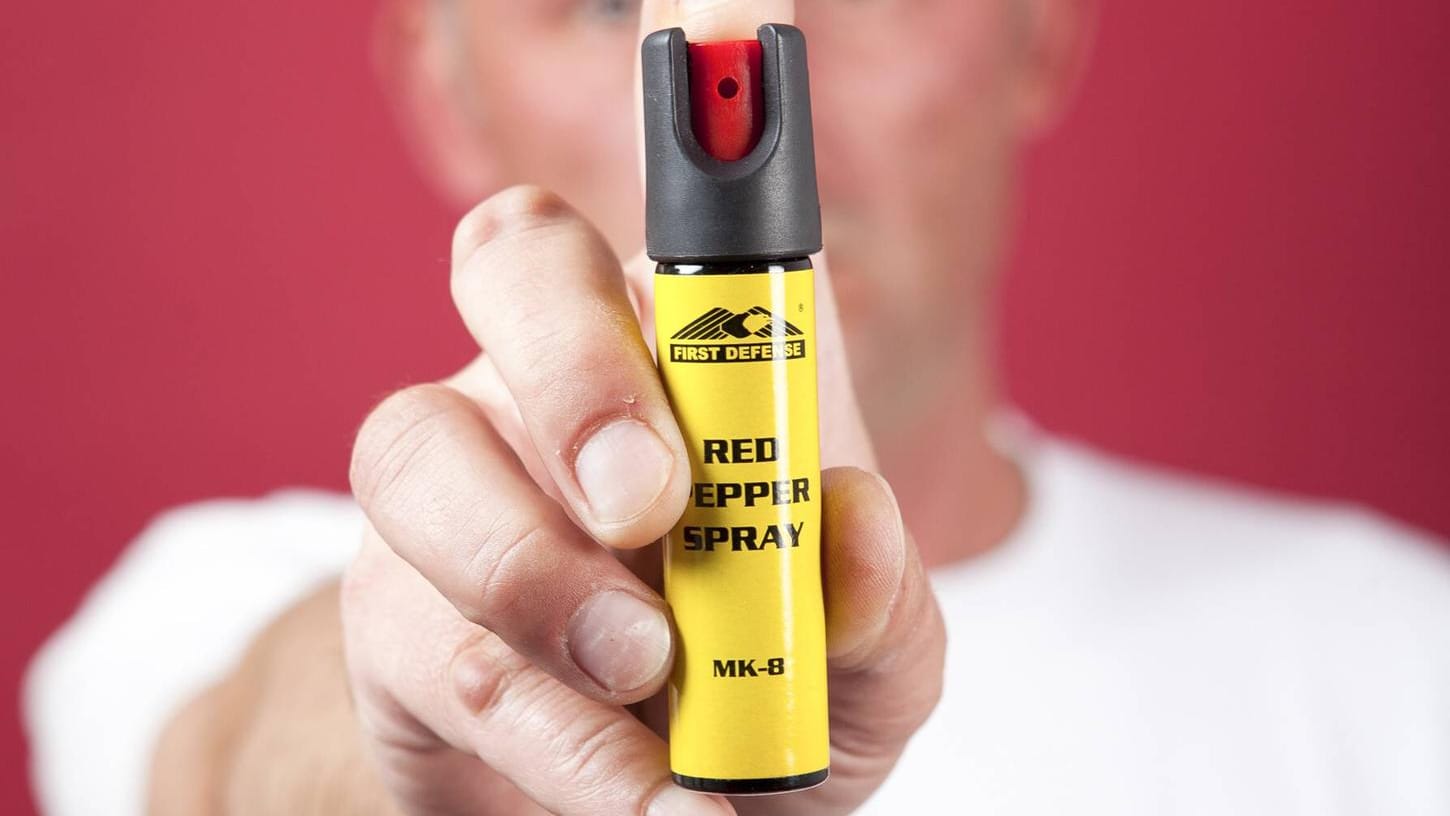 Eine Person zielt mit Pfefferspray (Symbolbild): Als die Polizei ankam, war der Räuber bereits in die Flucht geschlagen. Eine Person zielt mit Pfefferspray (Symbolbild): Als die Polizei ankam, war der Räuber bereits in die Flucht geschlagen.