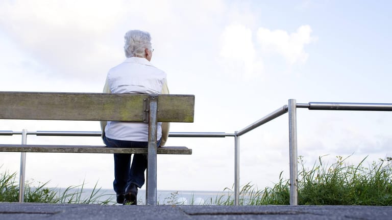 Eine Rentnerin sitzt auf einer Bank (Symbolbild): Das Bundesarbeitsgericht hat ein Urteil zur Witwenrente gesprochen.