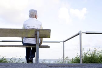 Eine Rentnerin sitzt auf einer Bank (Symbolbild): Das Bundesarbeitsgericht hat ein Urteil zur Witwenrente gesprochen.