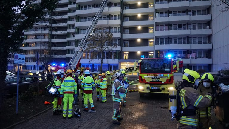 Einsatzkräfte der Feuerwehr bei den Löscharbeiten in Ratingen: Bei dem Wohnungsbrand wurden insgesamt 17 Menschen aus dem Hochhaus gerettet.