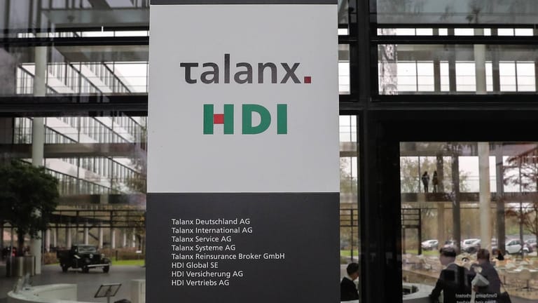 Schild mit Talanx- und HDI-Logo (Symbolbild): Der HDI ist der größte Anteilseigner des Versicherungskonzerns Talanx.
