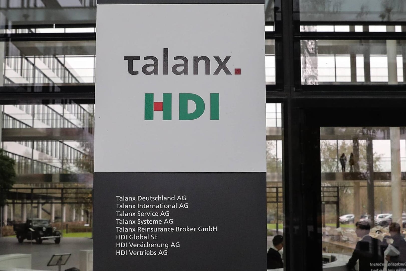 Schild mit Talanx- und HDI-Logo (Symbolbild): Der HDI ist der größte Anteilseigner des Versicherungskonzerns Talanx. Schild mit Talanx- und HDI-Logo (Symbolbild): Der HDI ist der größte Anteilseigner des Versicherungskonzerns Talanx.
