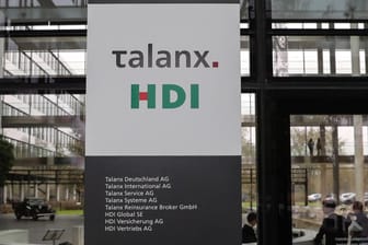 Schild mit Talanx- und HDI-Logo (Symbolbild): Der HDI ist der größte Anteilseigner des Versicherungskonzerns Talanx.