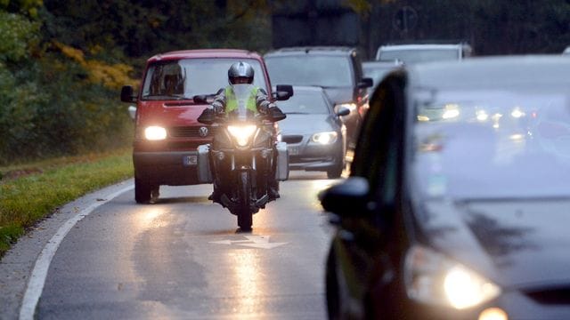 Flotte Flitzer: Biker sollten sich auf die häufig besseren Beschleunigungswerte von E-Autos einstellen.