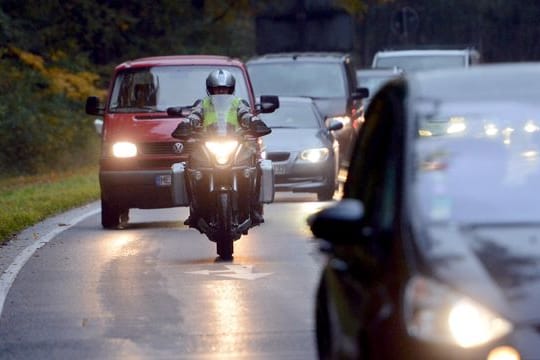 Flotte Flitzer: Biker sollten sich auf die häufig besseren Beschleunigungswerte von E-Autos einstellen.