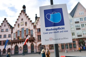 Maskenpflicht in der Innenstadt von Frankfurt (Symbolbild): Die Corona-Fallzahlen steigen rasant..