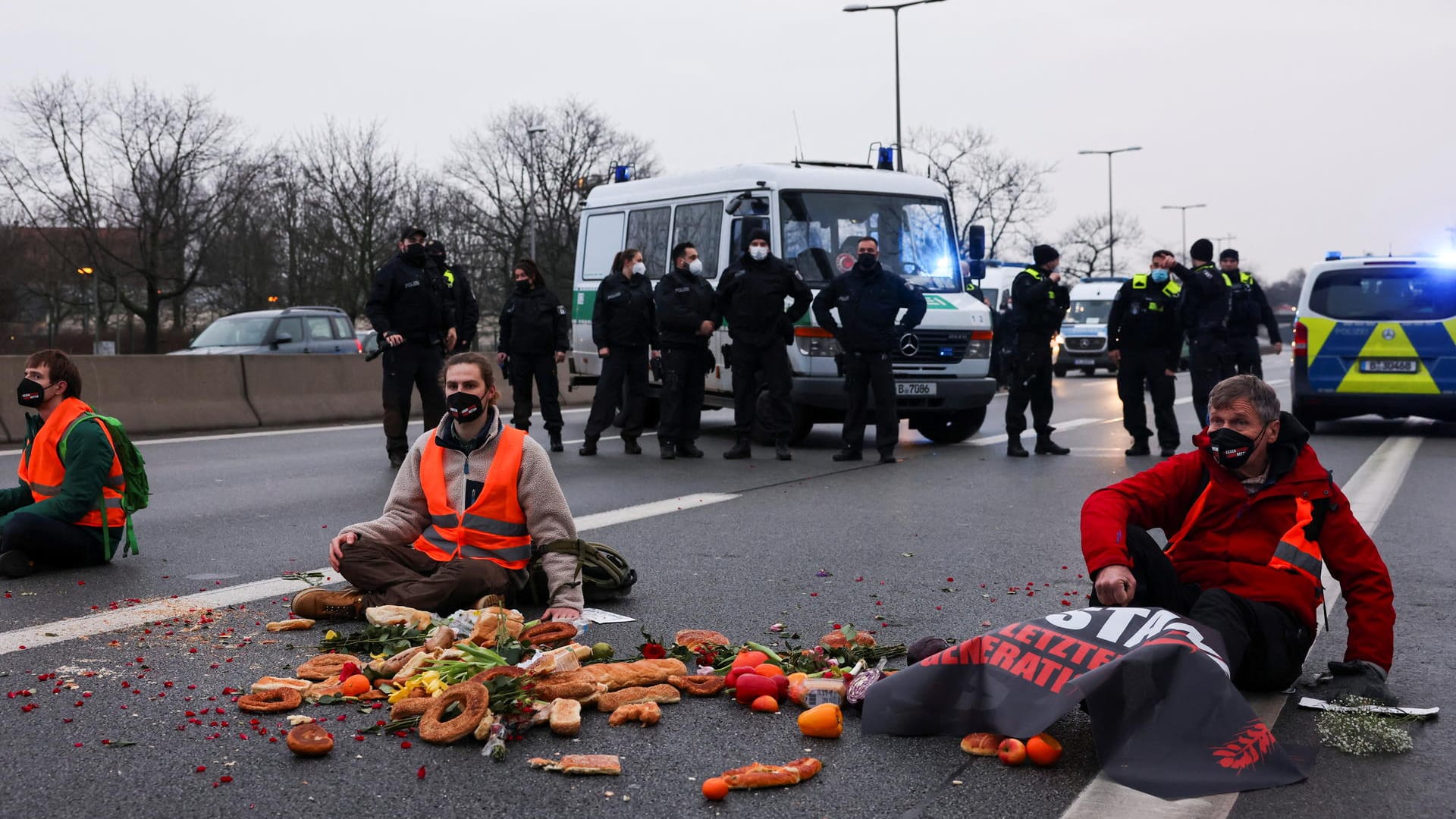 Aktivisten der Kampagne "Essen Retten – Leben Retten" haben sich mit den Händen an einer Berliner Autobahn festgeklebt: Die Berliner Polizei stellen die Blockaden vor Herausforderungen.