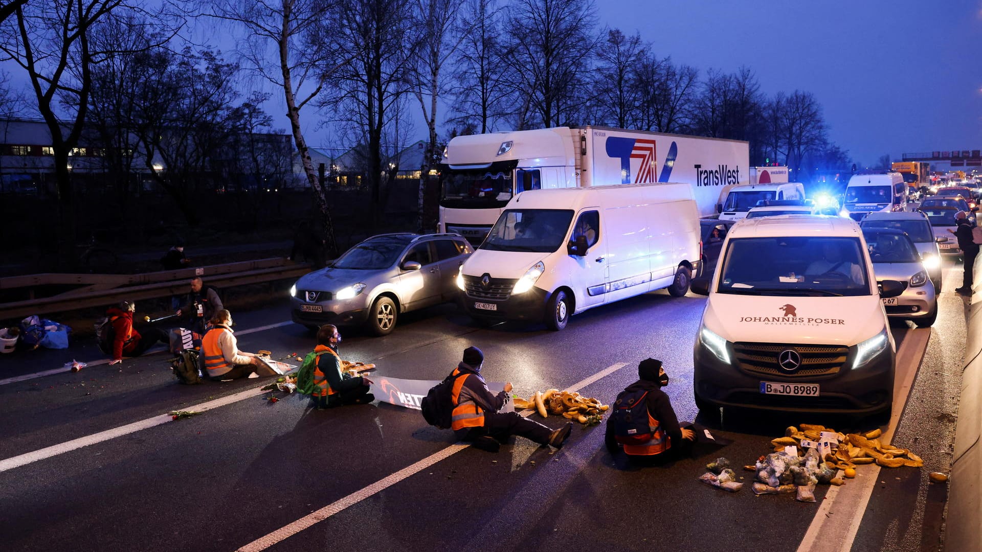 Klimaaktivisten blockieren im Morgengrauen eine Berliner Autobahn: Auf der Straße wurden zudem noch brauchbare Lebensmittel verteilt, die Supermärkte zuvor entsorgt haben sollen.