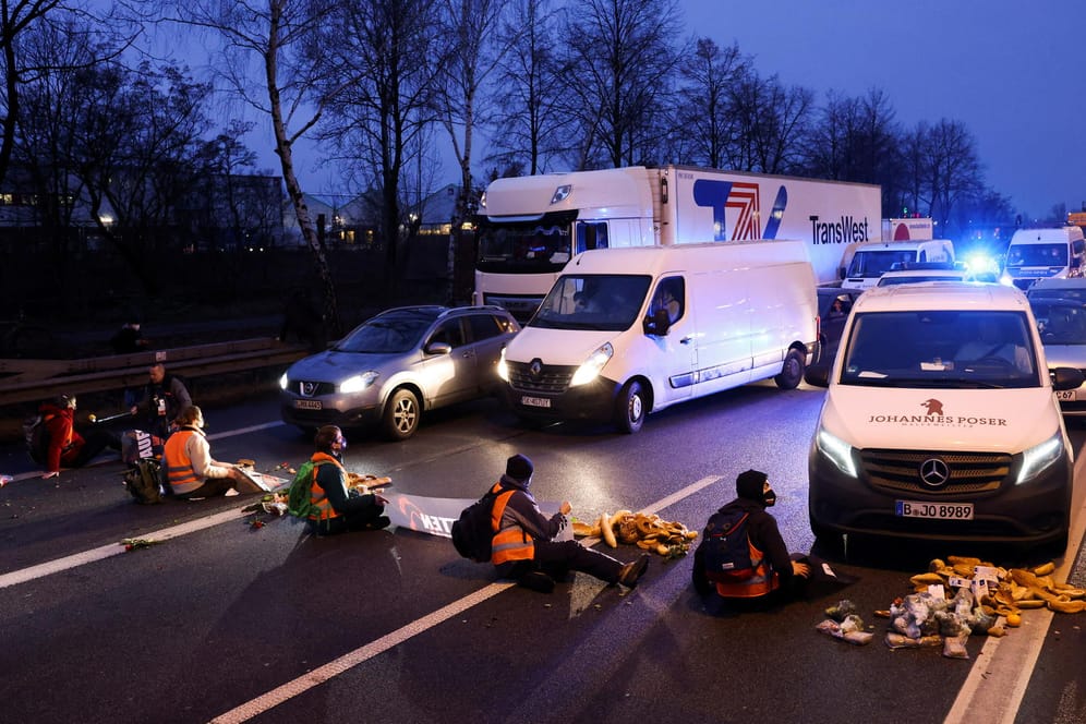 Klimaaktivisten blockieren im Morgengrauen eine Berliner Autobahn: Auf der Straße wurden zudem noch brauchbare Lebensmittel verteilt, die Supermärkte zuvor entsorgt haben sollen.