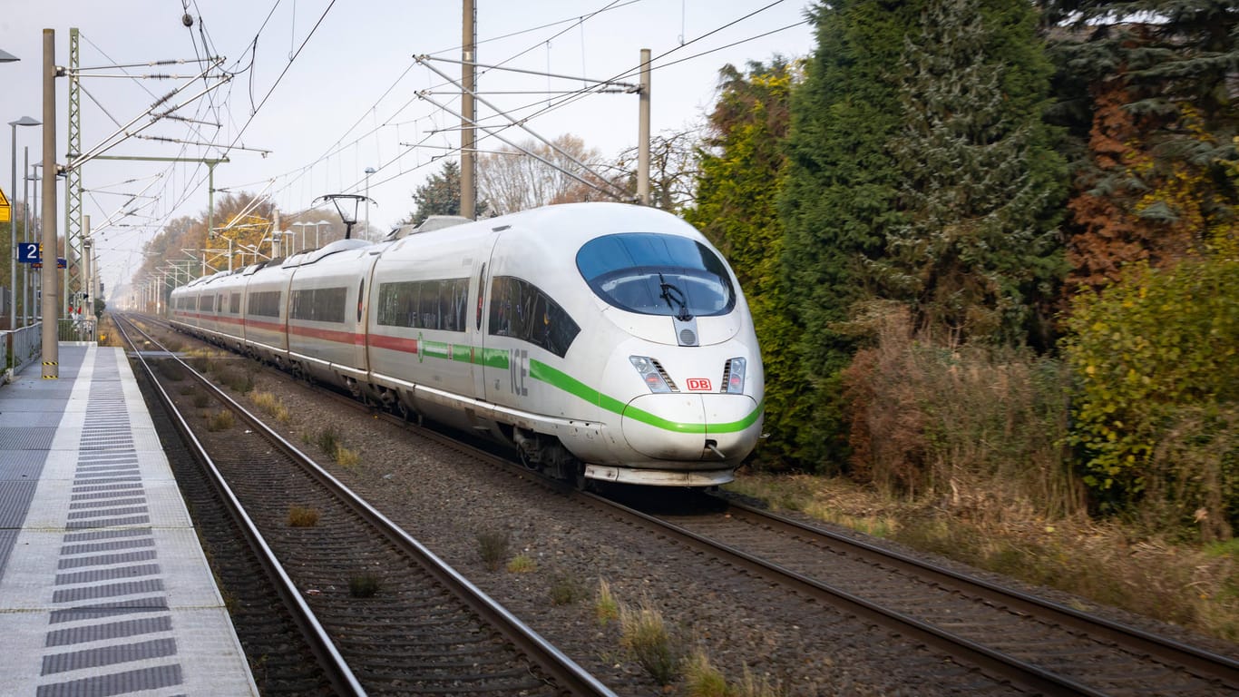Ein ICE der Deutschen Bahn in Emmerich am Rhein (Symbolbild): Für mehrere Strecken in NRW sind Modernisierungsarbeiten geplant.
