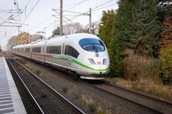 Ein ICE der Deutschen Bahn in Emmerich am Rhein (Symbolbild): Für mehrere Strecken in NRW sind Modernisierungsarbeiten geplant.