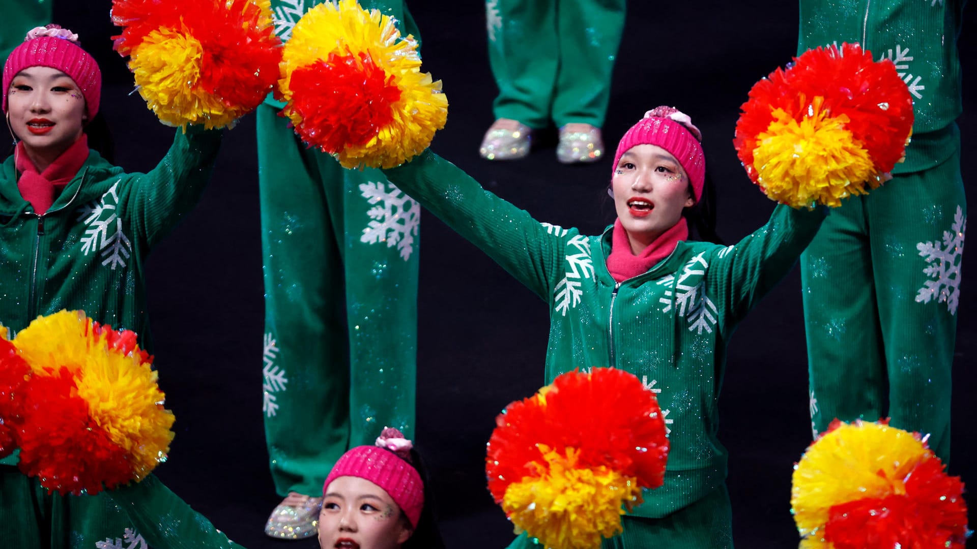 Bunte Farben und viele Tänzer: Den Auftakt bildet eine spektakuläre Show des Gastgeberlandes im Nationalstadion.