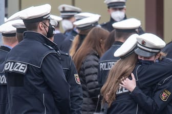 Gedenken in Kusel: Polizeibeamtinnen umarmen sich nach der Gedenkfeier für die beiden erschossenen Kollegen.