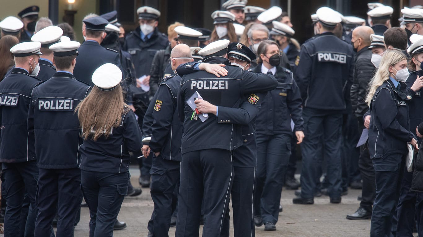 Gedenkveranstaltung in Kusel: Polizeibeamte umarmen sich nach der Gedenkfeier für die beiden erschossenen Kollegen.