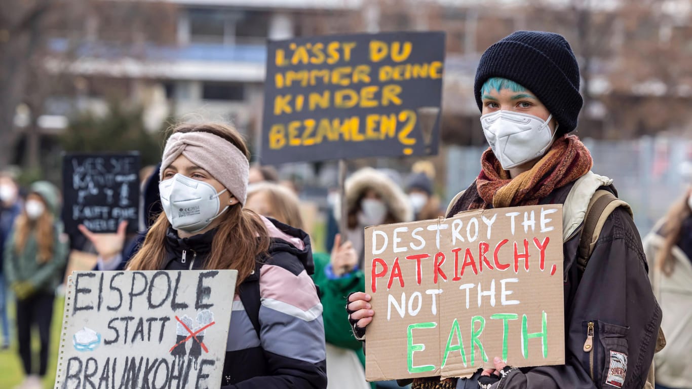 Zwei Demonstrierende beim Klimastreik in Stuttgart 2021 (Archivbild): Mehrere Aktivistinnen und Aktivisten weigerten sich am Freitag, die Straße zu verlassen.