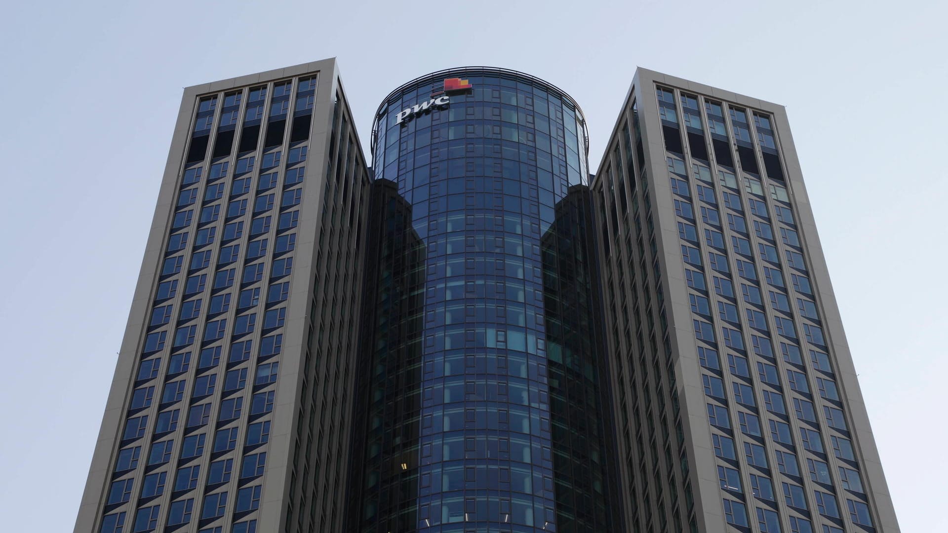 Im Tower 185 in Frankfurt sitzt die PwC (Symbolbild): Seit Mittwoch durchsuchen Ermittler die Räume der Wirtschaftsprüfungsgesellschaft. Im Tower 185 in Frankfurt sitzt die PwC (Symbolbild): Seit Mittwoch durchsuchen Ermittler die Räume der Wirtschaftsprüfungsgesellschaft.