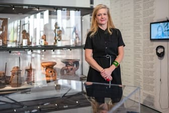 Nanette Snoep, Direktorin des Rautenstrauch-Joest-Museum, neben einer Vitrine mit Benin-Bronzen (Archivbild): Das Museum arbeitet mit dem Auswertigen Amt an der Rückgabe der Werke.