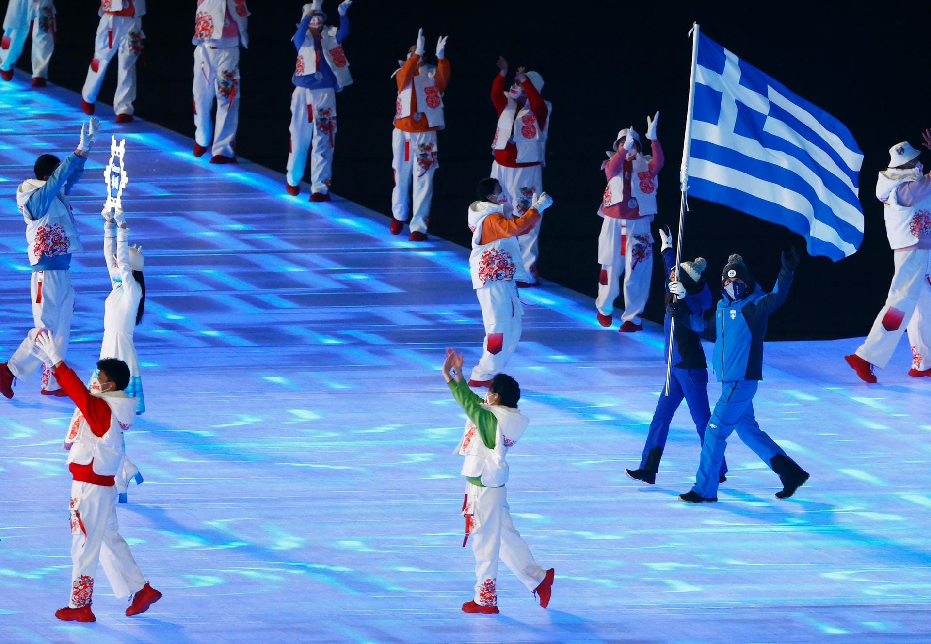 Die Flagge von Griechenland: Die Nation läuft als erste ein. Dies ist darauf zurückzuführen, dass es das erste Austragungsland der ersten Olympischen Spiele der Neuzeit 1896 war.
