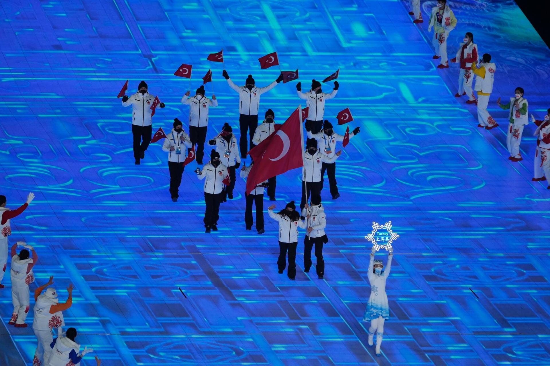 Der Einlauf der Türkei: Diese Nation ist relativ am Anfang dran und darf sich das Stadion von innen anschauen, während das deutsche Team erst als 85. Nation von 91 einlaufen wird.
