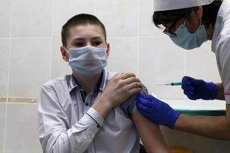 Ein Kind wird gegen Corona geimpft: Sind sich Eltern in der Frage der Impfung uneinig, darf das Elternteil entscheiden, das sich an die Stiko-Empfehlung hält.