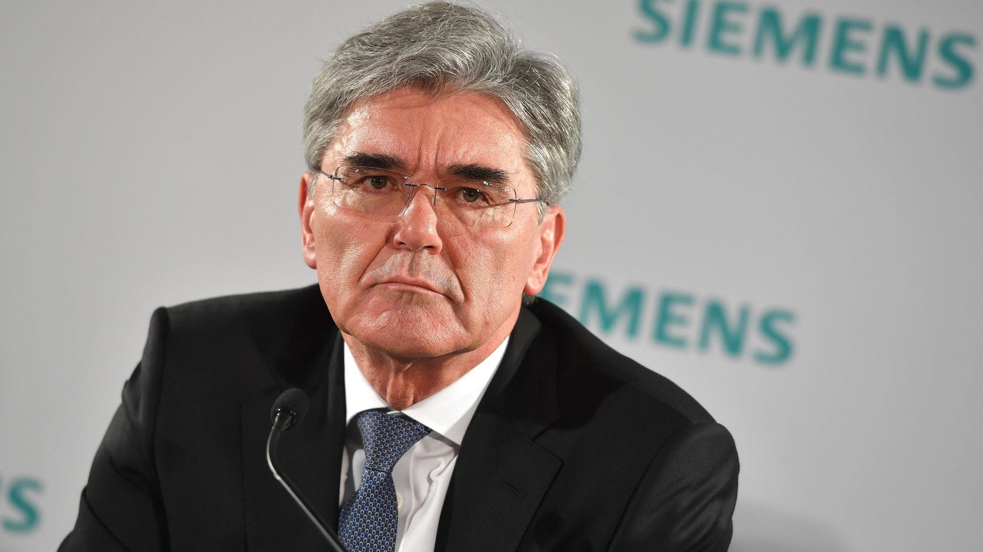 Der frühere Chef der Siemens AG Joe Kaeser: "Verbeugung vor Trump und Putin". Der frühere Chef der Siemens AG Joe Kaeser: "Verbeugung vor Trump und Putin".