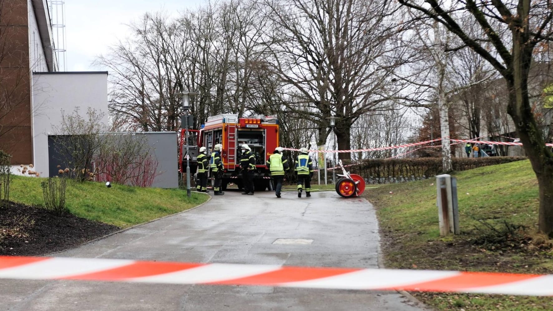 Die Feuerwehr im Großeinsatz an einem Gymnasium: Hier sind Giftstoffe ausgetreten. Die Feuerwehr im Großeinsatz an einem Gymnasium: Hier sind Giftstoffe ausgetreten.