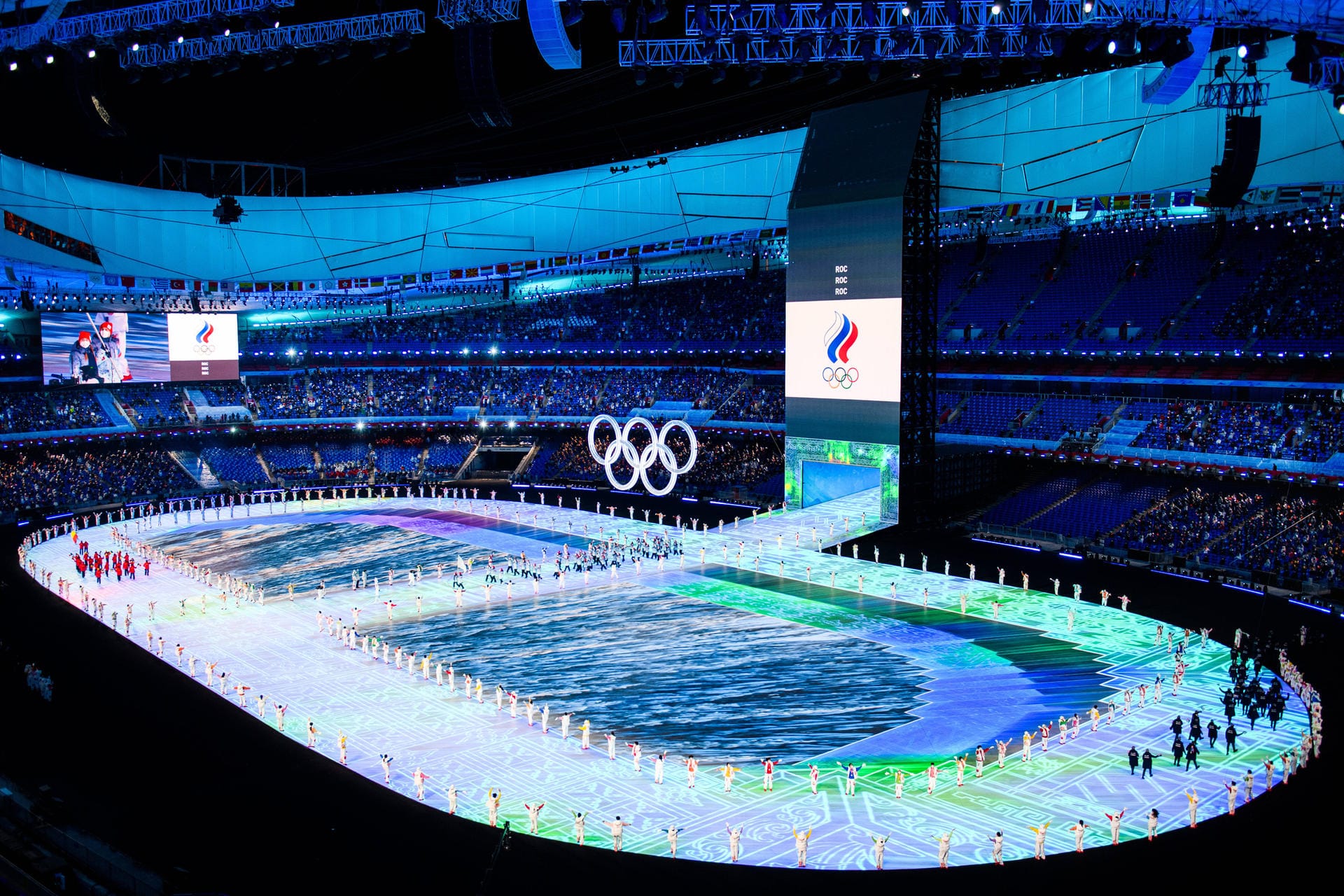 Überblick über das "Vogelnest": Die olympischen Ringe leuchten ebenso deutlich wie die ROC-Flagge der russischen Athleten.
