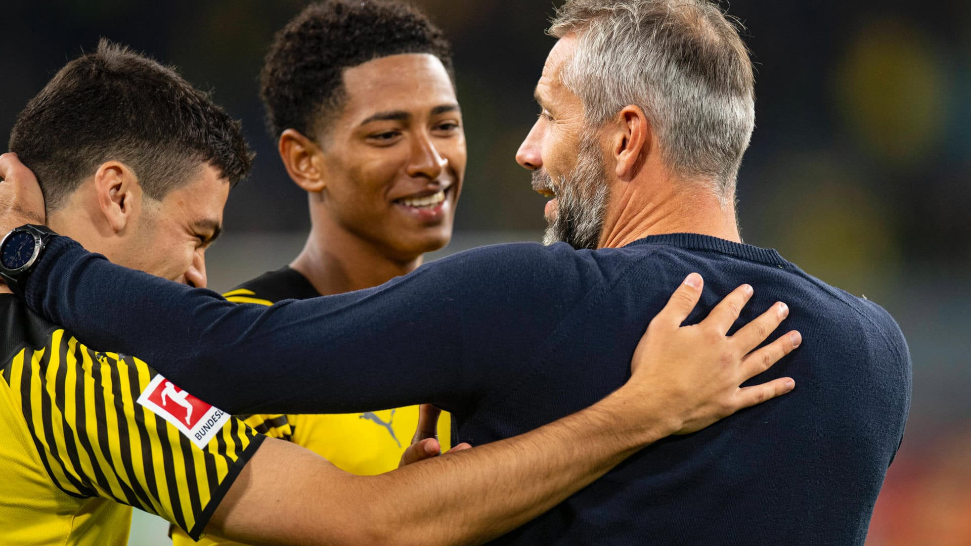 Gio Reyna (l.) mit Jude Bellingham und Trainer Marco Rose am 3. Spieltag gegen die TSG Hoffenheim (Archivbild): Der BVB freut sich über die Rückkehr.
