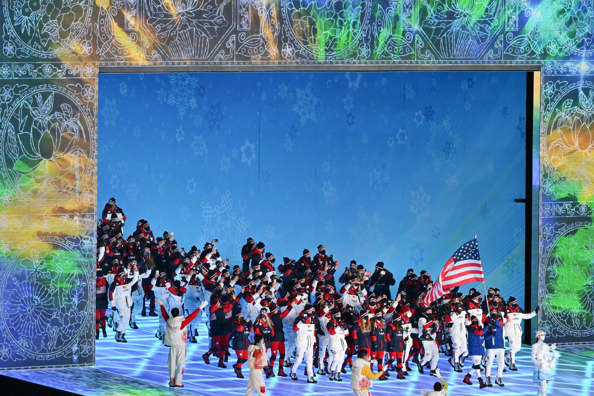 Die Mannschaft der USA mit Fahnenträger Elana Meyers Taylor und John Shuster: Das Land stellt die meisten Athleten, insgesamt 223, bei diesen Winterspielen.