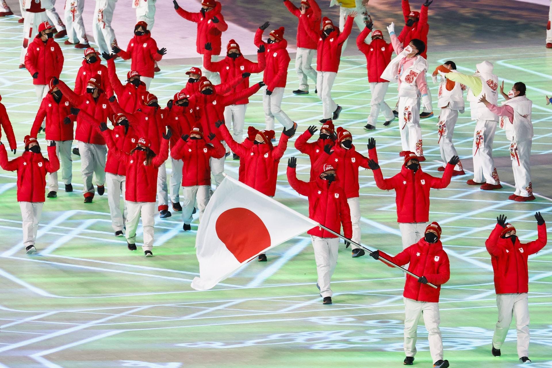 Das Gastgeberland der Olympischen Sommerspiele im vergangenen Jahr betritt das Stadion in Peking: Die japanischen Athleten jubeln dem Publikum zu.