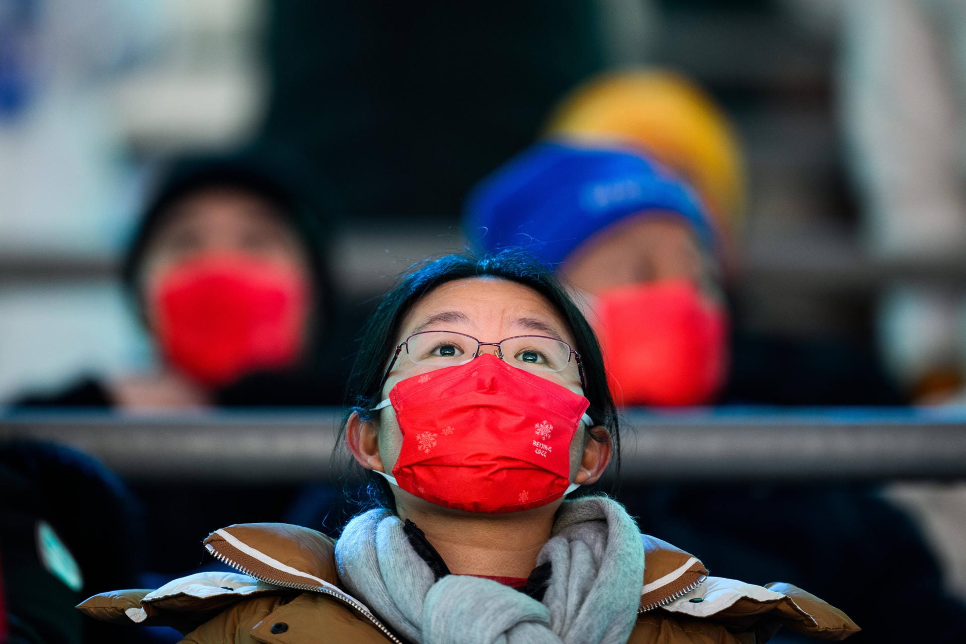 Eine Zuschauerin der Eröffnungsfeier mit Maske: Auch diese Olympischen Spiele sind von der Corona-Pandemie geprägt.