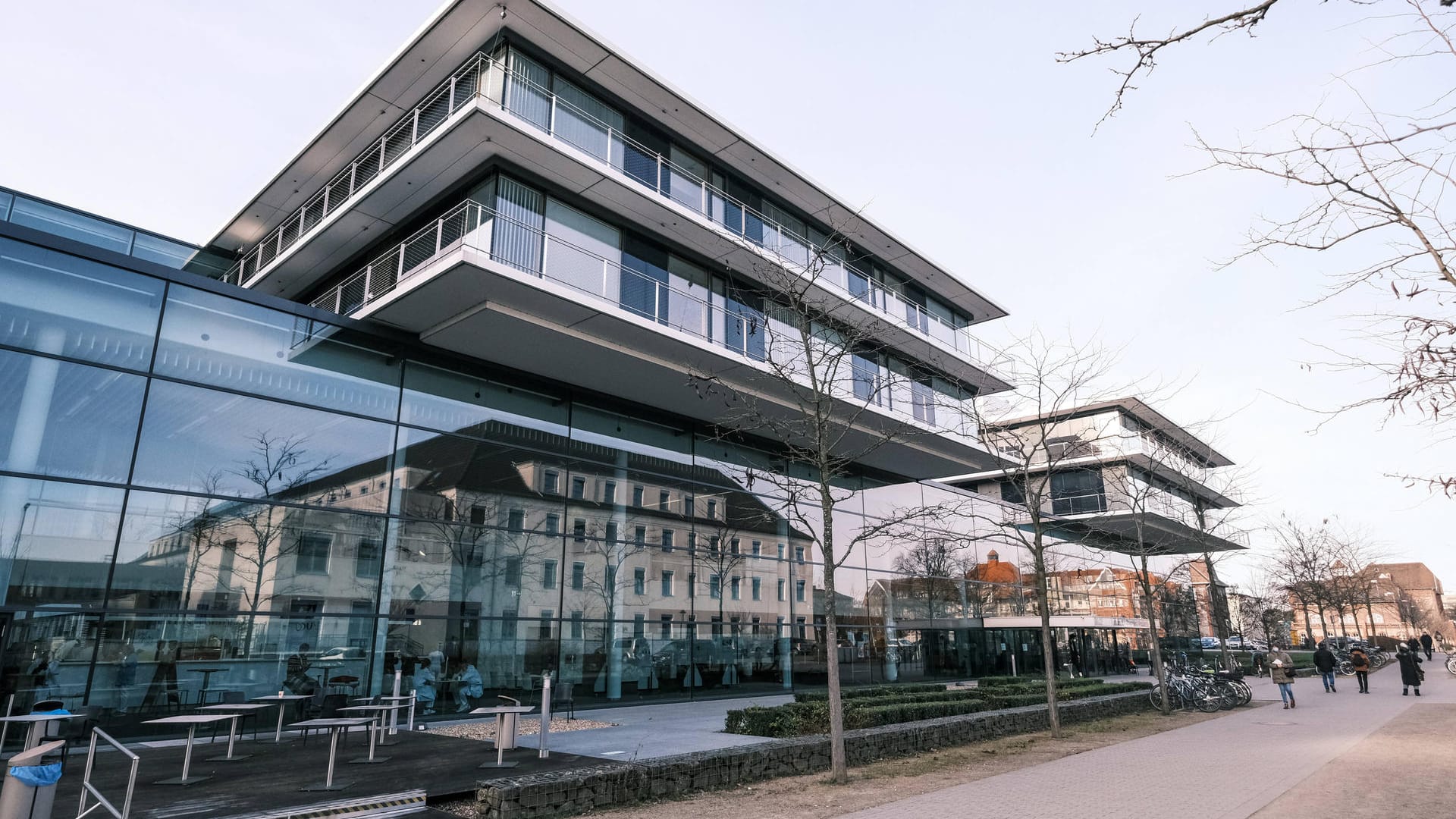 Uniklinik Düsseldorf (Archivbild): Die Mitarbeiter der Uniklinik hielten ihn in seinem Zimmer fest, bis die Polizei eintraf. Uniklinik Düsseldorf (Archivbild): Die Mitarbeiter der Uniklinik hielten ihn in seinem Zimmer fest, bis die Polizei eintraf.