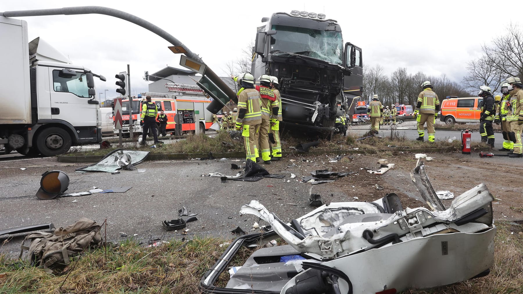 Düsseldorf: Schwerer Unfall Auf B8 Am Flughafen – Straße Zeitweise Gesperrt