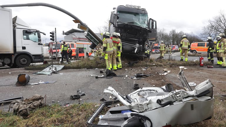 Trümmerteile liegen auf der B8 beim Düsseldorfer Flughafen: Mehrere Personen wurden bei dem Unfall verletzt.
