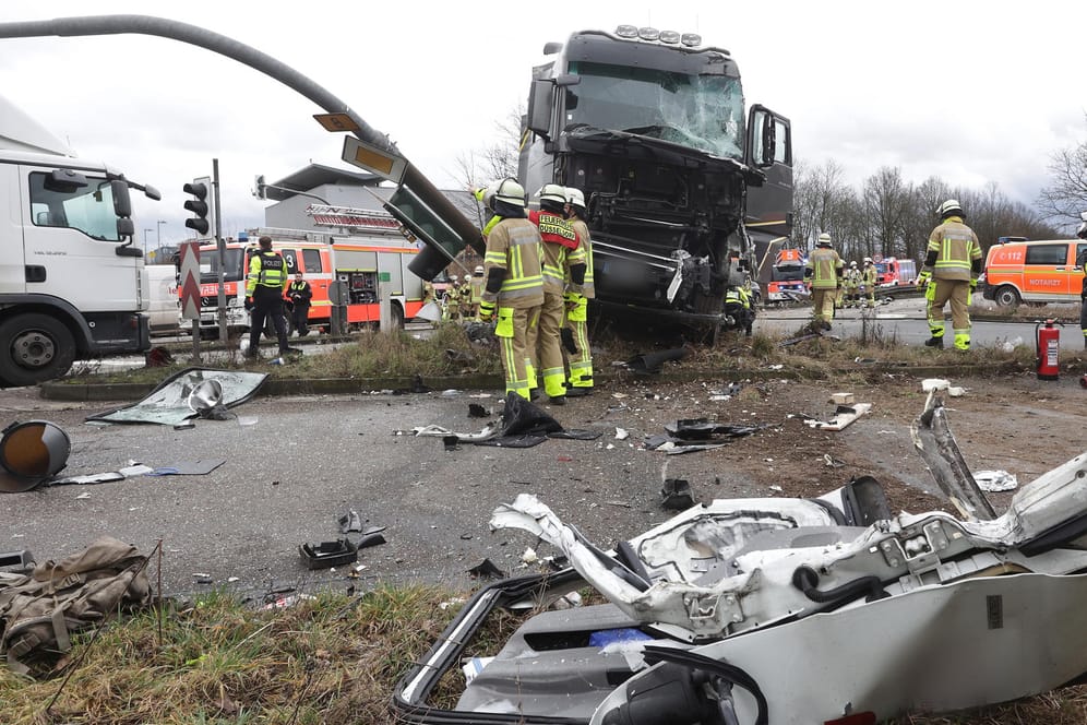 Trümmerteile liegen auf der B8 beim Düsseldorfer Flughafen: Mehrere Personen wurden bei dem Unfall verletzt.