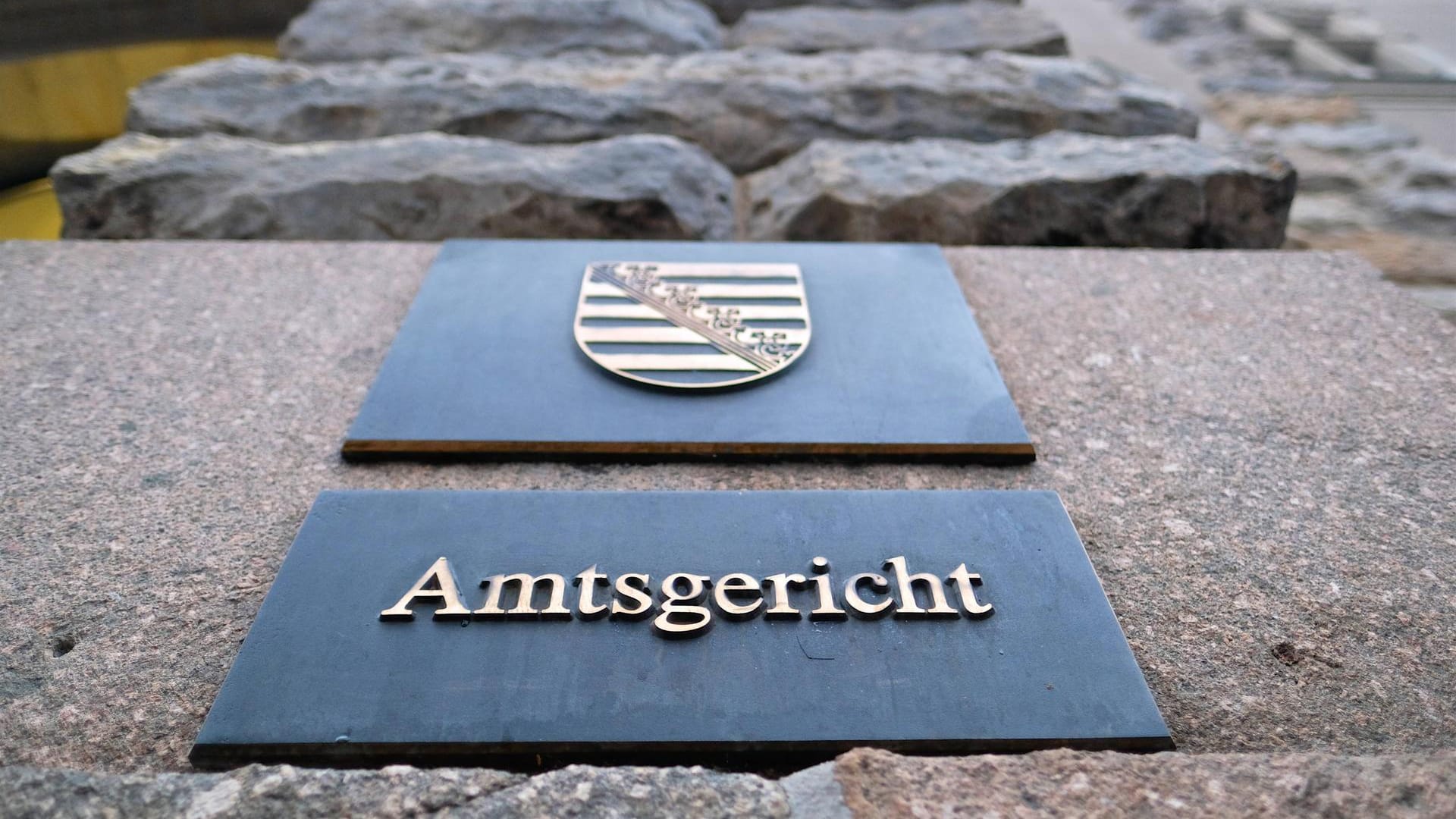 "Amtsgericht" steht auf einem Schild (Symbolbild): In Leipzig ist am Freitag das Urteil gegen einen 36-Jährigen gefallen. "Amtsgericht" steht auf einem Schild (Symbolbild): In Leipzig ist am Freitag das Urteil gegen einen 36-Jährigen gefallen.