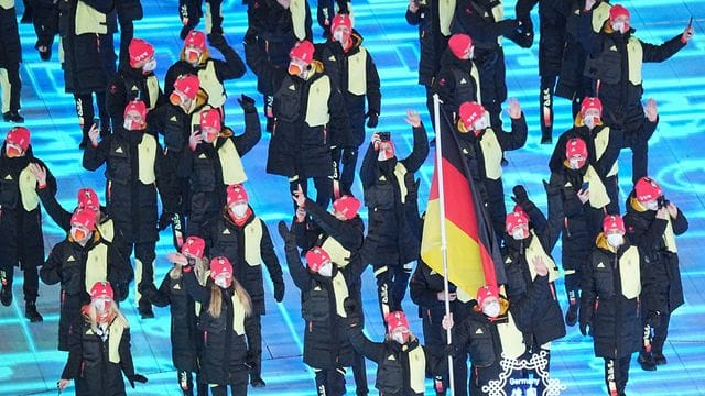 Die Mannschaft aus Deutschland mit den Fahnenträgern Claudia Pechstein und Francesco Friedrich zieht ins Stadion ein.