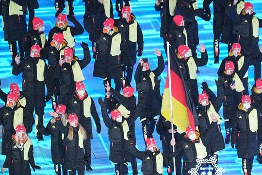 Die Mannschaft aus Deutschland mit den Fahnenträgern Claudia Pechstein und Francesco Friedrich zieht ins Stadion ein.