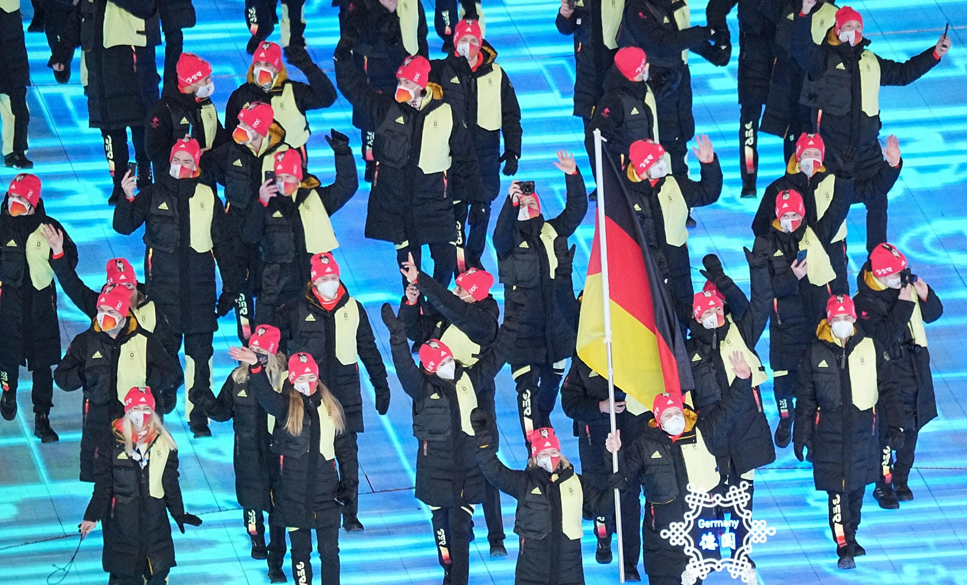 Die deutschen Athleten bei der Eröffnungsfeier: Allerdings ist das "Team D" nicht vollzählig, einige Sportler befinden sich aufgrund positiver Corona-Tests in Quarantäne.