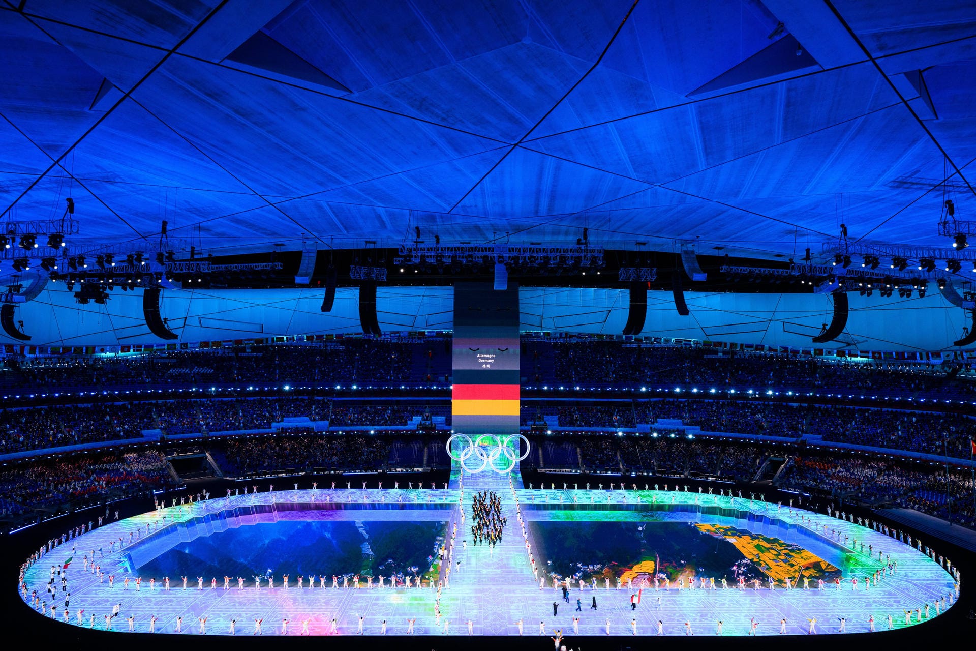Das Stadion erstrahlt in hellem Blau, als die deutschen Athleten einlaufen.