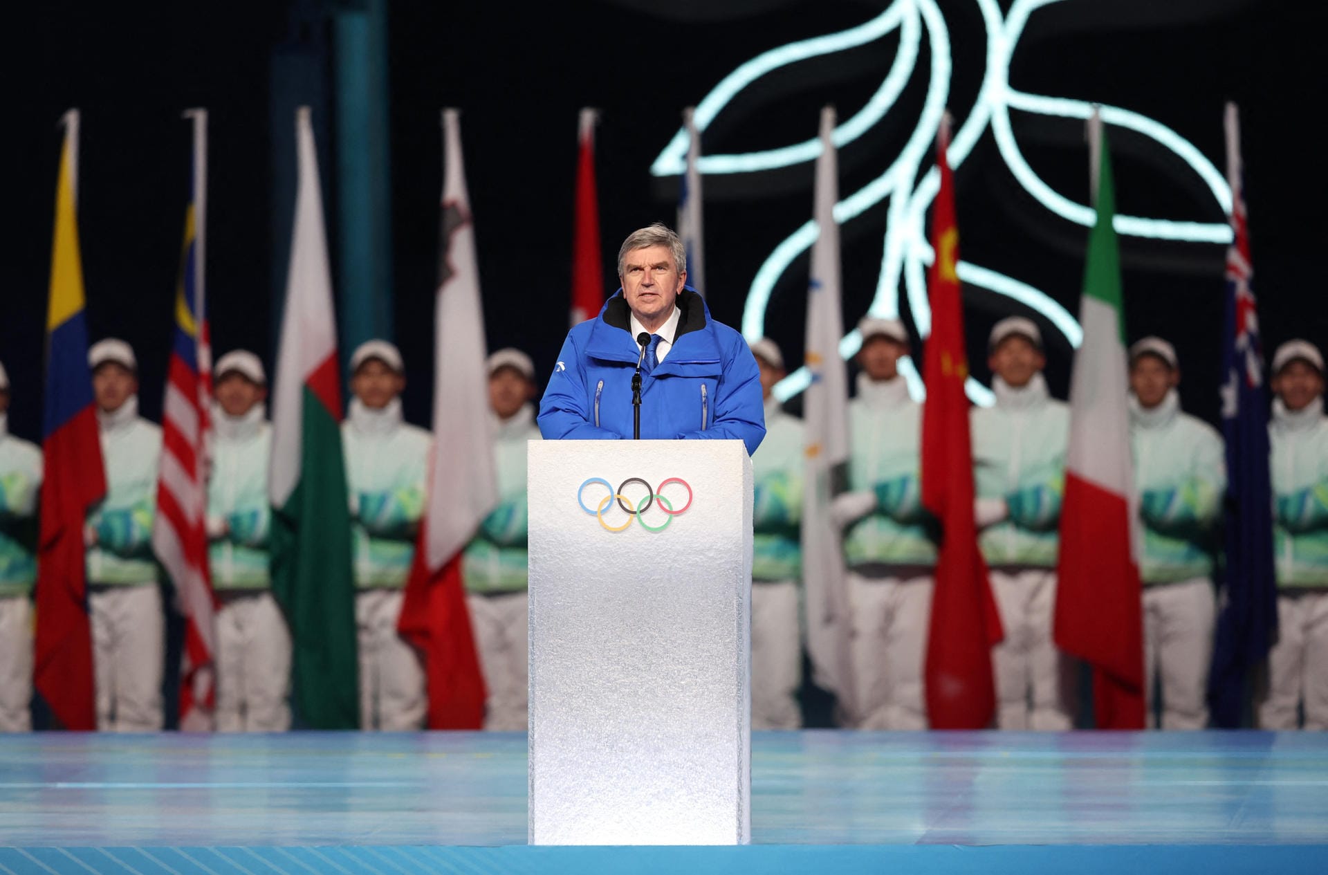 Thomas Bach: Der Präsident des IOC dankt in seiner Rede dem Gastgeberland und Chinas Präsident. Zudem erwähnt er die Leistung des medizinischen Personals weltweit, das in dieser Pandemie alles gibt.