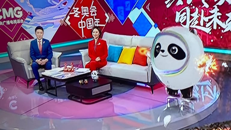 Im Studio von CCTV5 hüpft der animierte Olympia-Panda Bing Dwen Dwen neben dem Moderatorionsduo auf und ab.