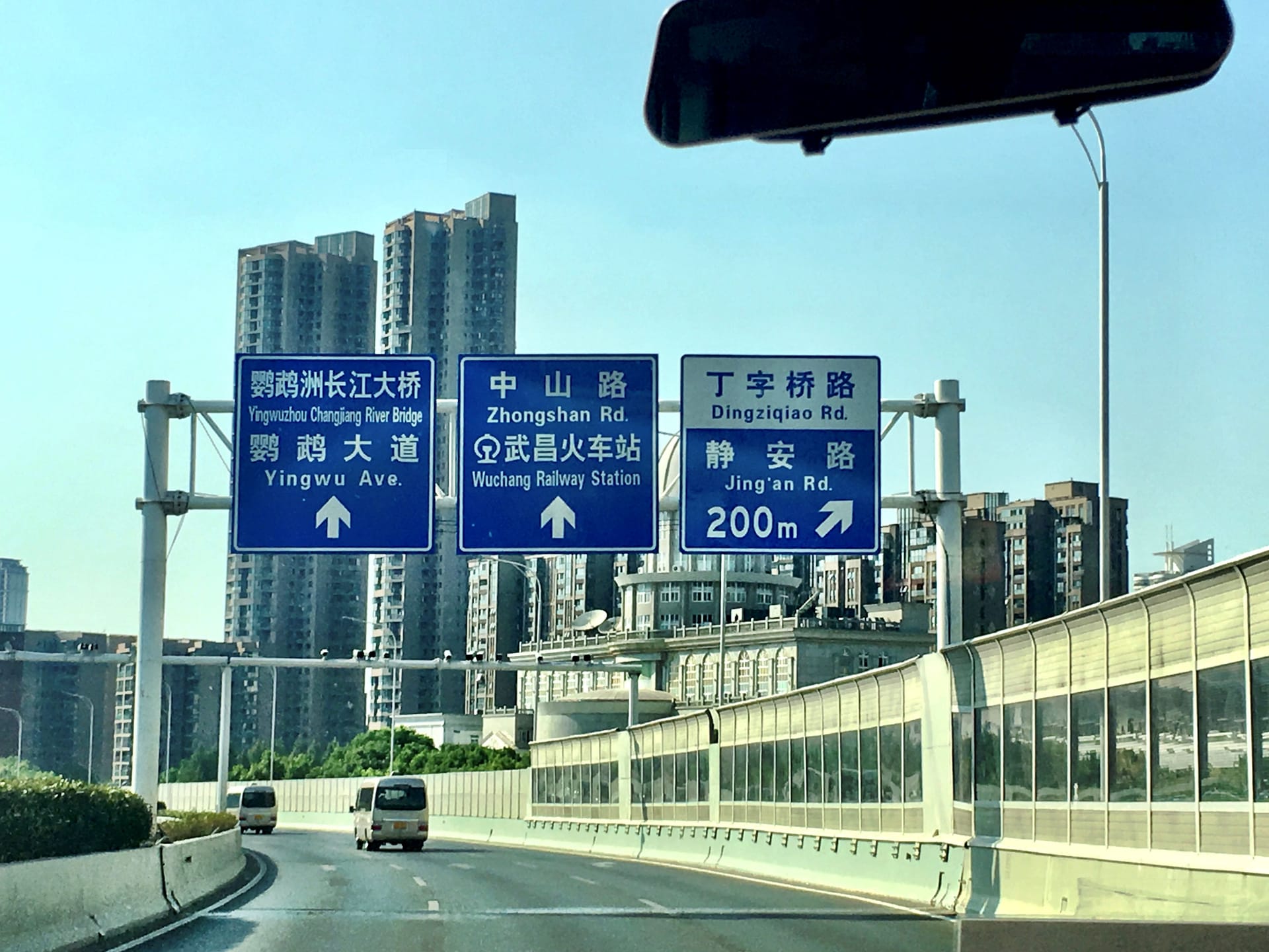 Auf einer der Stadtautobahnen in Wuhan.