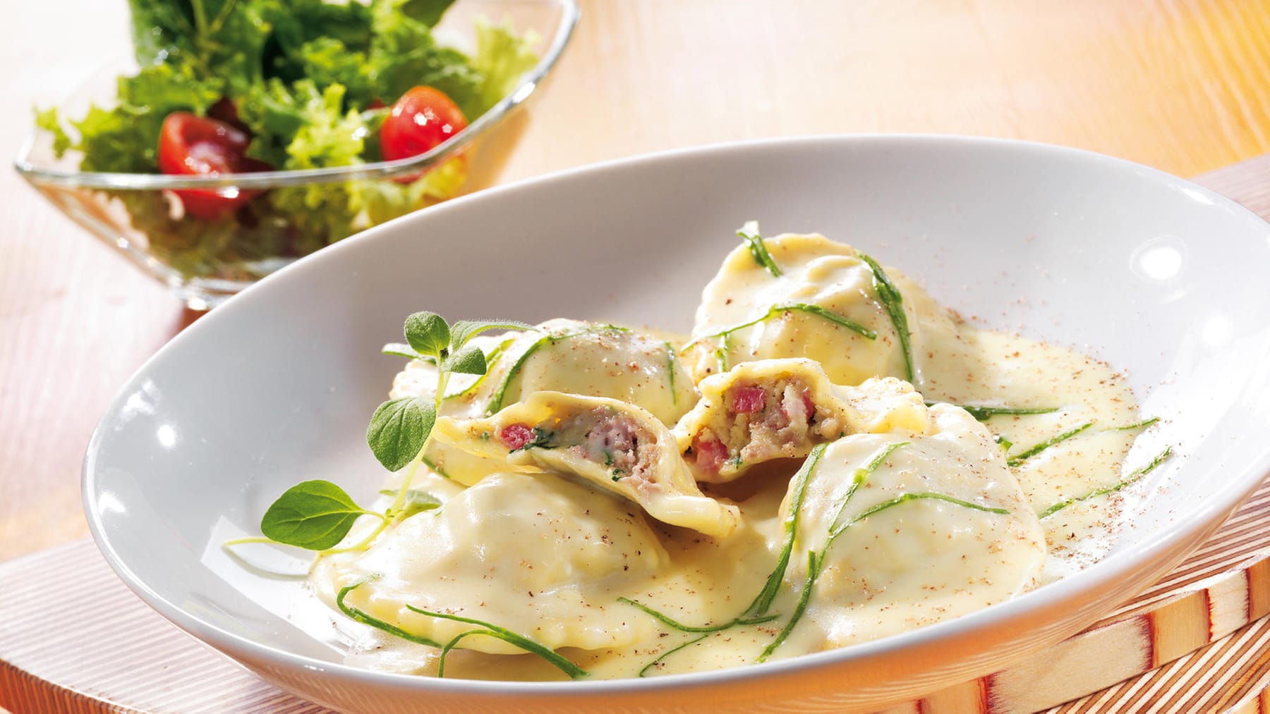 Gefüllte Nudelspezialität: Ravioli mit Käsesauce | Rezept