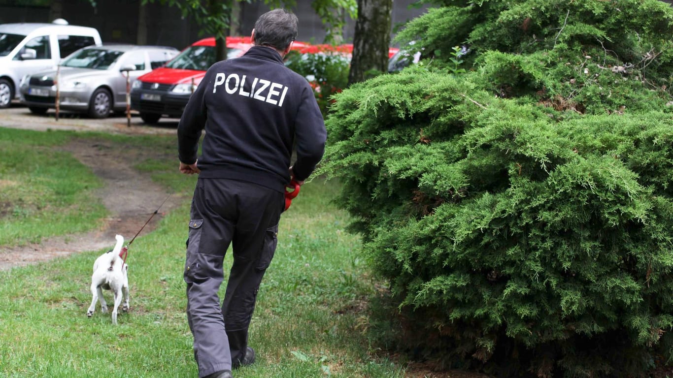 Polizist mit Drogenspürhund (Symbolbild): In Rüsselsheim ging ein gutes Nachbarschaftsverhältnis offenbar übers Gesetz.