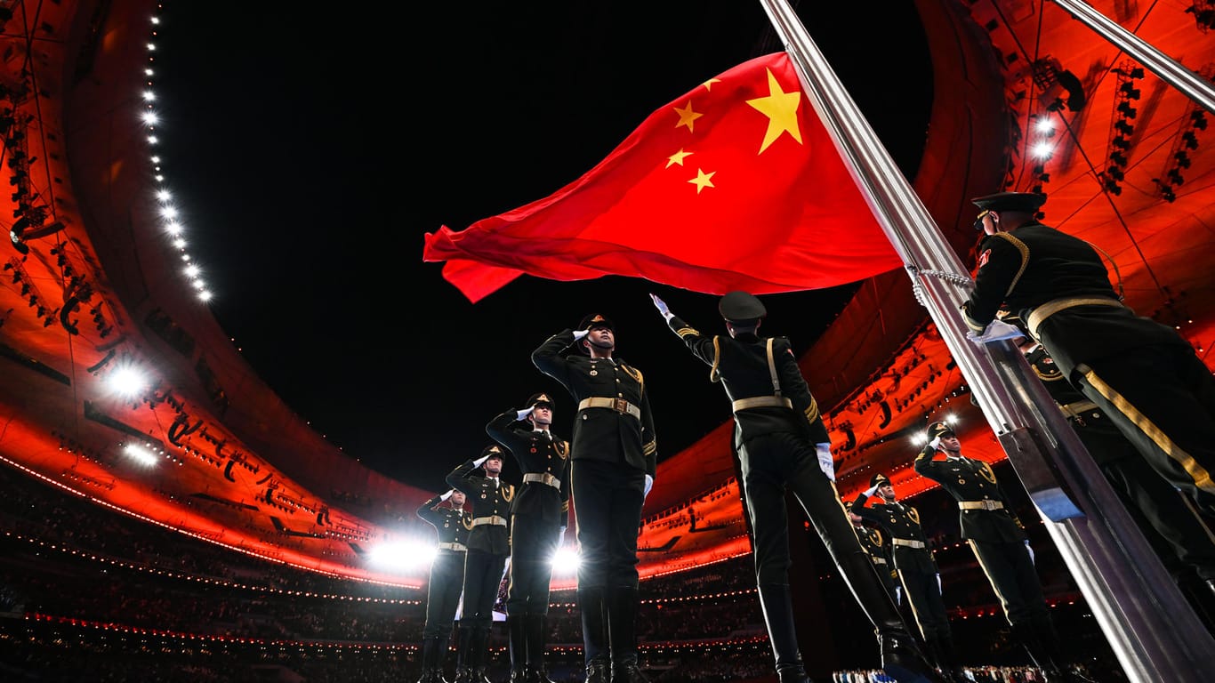 Während der Eröffnungsfeier im Pekinger Olympiastadion hissen Soldaten die chinesische Flagge.