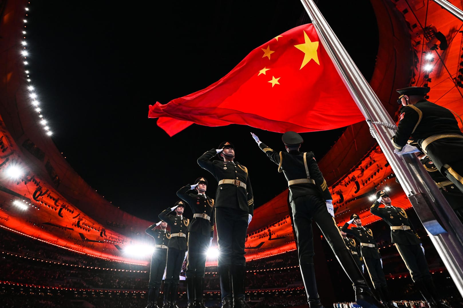 Während der Eröffnungsfeier im Pekinger Olympiastadion hissen Soldaten die chinesische Flagge.